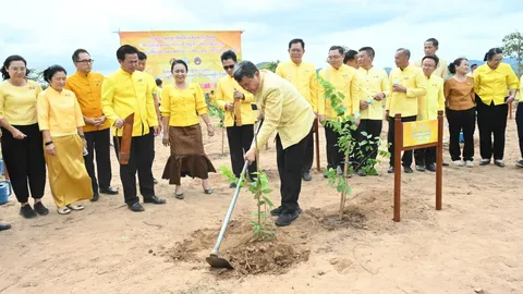 ปลัด มท. นำชาวราชบุรีปลูกต้นไม้เฉลิมพระเกียรติฯ ก่อนเปิดศูนย์ศิลปวัฒนธรรมฯ