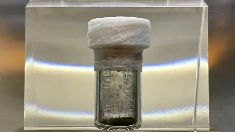 นักวิทย์จีนพบแร่ธาตุอุดมด้วยโมเลกุลน้ำในตัวอย่างดิน จากดวงจันทร์