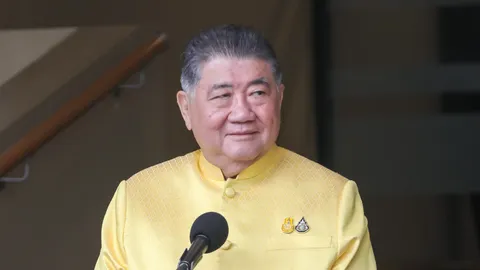 “ภูมิธรรม” ยันปมปัญหากัญชา ไม่ใช่เรื่องการเมือง ปัดร่วมวงเคลียร์ใจ 2 รมต.