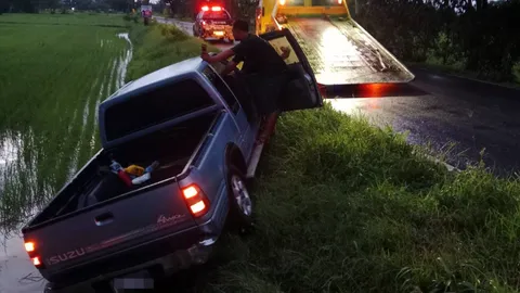 หลวงพ่อเมาแอ๋ ซิ่งกระบะเสียหลัก อ้างหมาเป็นเหตุ-พลอดรักขวางถนน (คลิป)