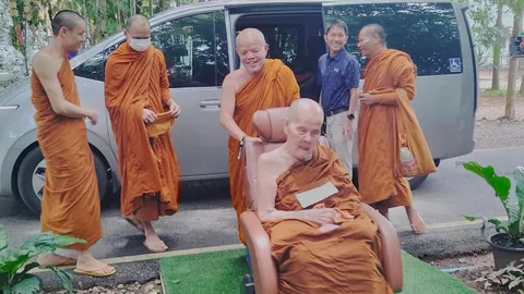ศิษยานุศิษย์ แห่รับ "หลวงปู่บัวเกตุ" จาก รพ. กลับสู่วัดป่าฯ จำพรรษา
