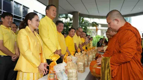 "เศรษฐา-แพทองธาร" ตักบาตรพระสงฆ์ 72 รูป ถวายเป็นพระราชกุศล "ในหลวง"