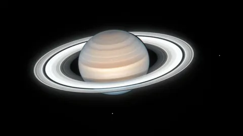 นาซา เปิดภาพจากกล้องโทรทรรศน์อวกาศฮับเบิลเผยช่วงฤดูร้อนบนดาวเสาร์