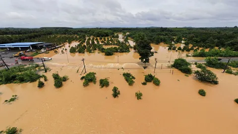 จันทบุรี-ตราด วิกฤติ ฝนถล่มติดต่อ ติดธงแดงเตือนภัย "ธรรมนัส" ขู่ฟัน จนท. (คลิป)