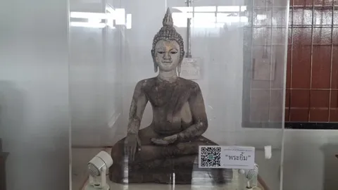 "พะเยา" สุดทึ่ง "พระพุทธรูปยิ้ม" อายุ 1 พันปี ส่งสายตามองตามคนเดินผ่าน (คลิป)