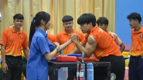 ชาวเน็ตแซว แข็งแรงขนาดไหน ก็พ่ายให้เธอ นักกีฬาแชมป์โลก งัดข้อแพ้นักเรียนหญิง