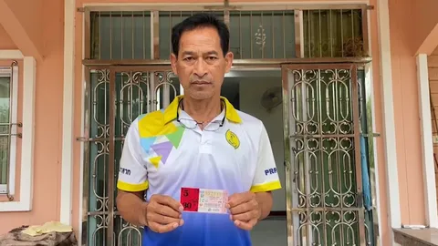 "แทบเป็นลม" 30 ล้านอยู่นี่ ครูเมืองช้างโคตรโชคดี ได้โชคจากแผงศิษย์เก่า (คลิป)