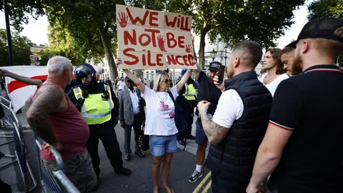 อังกฤษเผยชื่อ-ตั้งข้อหา โจ๋วัย 17 มือแทงเด็ก 3 ศพ เจ็บ 8 รายแล้ว