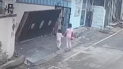 สุดสลด ประตูเหล็กล้มทับเด็กอินเดีย 3 ขวบ ดับคาที่ (คลิป)