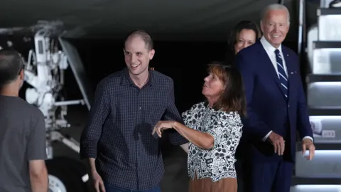 ไบเดน-แฮร์ริส รอรับชาวอเมริกัน ได้รับอิสระจากการแลกเปลี่ยนนักโทษครั้งใหญ่ที่สุดหลังสงครามเย็น