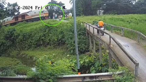 นร.สาวขี่ จยย.ข้ามทางรถไฟไม่มีที่กั้น ม้าเหล็กชนดับ แม่บอกไม่ใช่ทางไปรร.