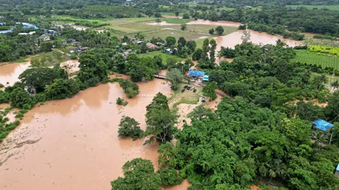 น้ำท่วมศรีมหาโพธิ กบินทร์ลดลงแล้ว ฝนถล่มชายแดนพม่า ตลาดสายลมจอยจม ร้านค้าขนของหนีวุ่น