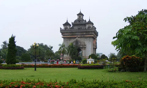 'ริว จิตสัมผัส' จัดทัวร์ลาว หอบเงินทำบุญ 25 ล้าน(กีบ)!!!