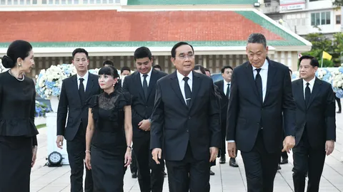 “พล.อ.ประยุทธ์” ร่วมพิธีสวดพระอภิธรรม แสดงความอาลัย “ชดช้อย ทวีสิน” มารดาเศรษฐา