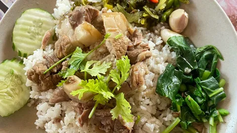 สูตรใดหนอ สาวงงหนัก สั่ง "ข้าวขาหมู" แต่ได้ "หมูสามชั้น" แถมใส่แตงกวา
