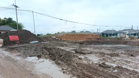 ชาวบ้านสุดทน "ถนนพังเสียหาย" พ้อลำบาก-เสี่ยงภัย โวยผู้รับเหมา-จี้แก้ไข  