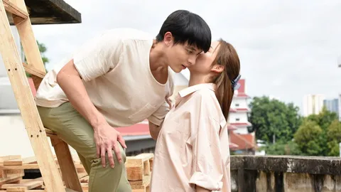 หวานรัวๆ “โบว์” กอดหอม “เจมส์จิ” แทนขอบคุณ ใน “โลกหมุนรอบเธอ”
