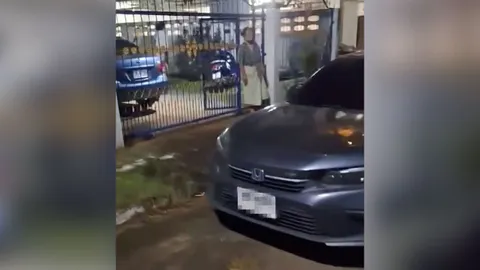 หนุ่มอัดคลิประบาย เก๋งจอดขวางประตูบ้าน ถามจะให้ออกยังไง