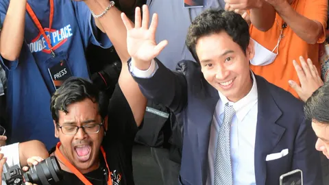 โบกมือลา