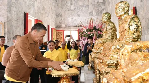 นายกฯ แวะไหว้พระวัดฉลอง ทำพิธีตักน้ำศักดิ์สิทธิ์ จุดประทัด 6,000 นัด