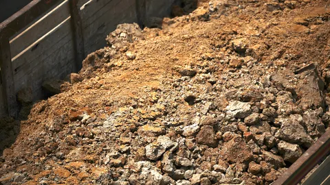 ชาวบ้านสันกำแพง จ.เชียงใหม่ ทนไม่ไหว รถสิบล้อบรรทุกดิน ฝุ่นฟุ้ง ทำเศษดินหล่นถนน