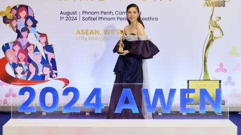 สุดปัง คุณดาว พอฤทัย พี่สาว ดัง พันกร คว้ารางวัลบนเวที AWEN Awards 2024