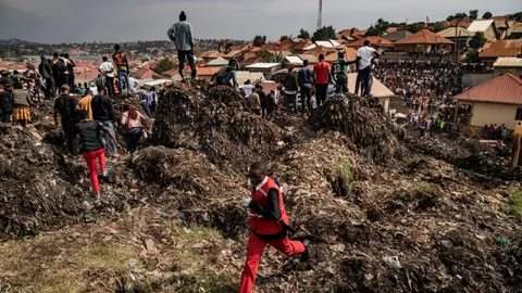 สลด ภูเขากองขยะในเมืองหลวงยูกันดา ถล่มทับคนตายแล้ว 21 ศพ