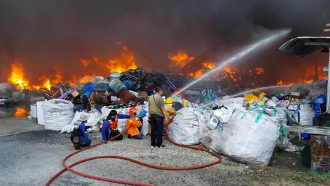 ไฟไหม้ร้านรับซื้อของเก่าที่ลาดหลุมแก้ว ลมแรงช่วยโหมวอด 2 ร้านรวด