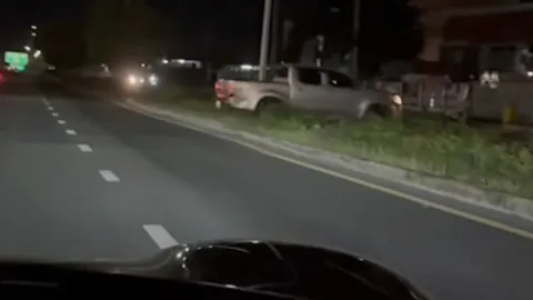 กระบะขับข้ามเกาะกลาง มอเตอร์ไซค์มาทางตรงชนอย่างจัง ไม่จอดลงมาดูสักนิด