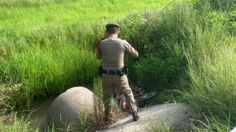 ดาบตำรวจห่อข้าวไปกินที่ทำงาน จยย.ตกข้างทาง จมน้ำท่วมขังในนาดับ