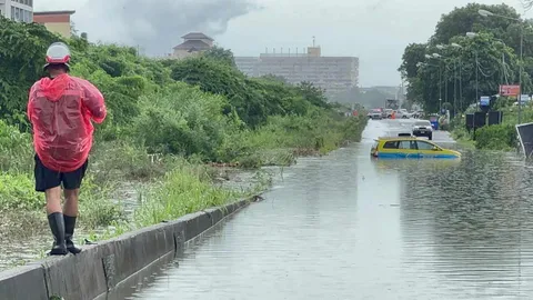 ฝนถล่มพัทยากว่า 1 ชั่วโมง น้ำท่วมถนน จยย.ล้มถูกซัดลอย (คลิป)