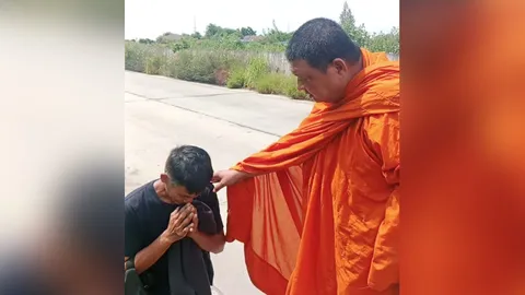 พระมาโปรด ช่วยชายป่วยโรคหอบหืด เดินตากแดดใกล้หมดแรง ก่อนส่งรักษาตัวที่ รพ. (คลิป)