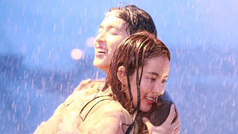 “เจมส์ จิรายุ” กอดปลอบใจ “โบว์ เมลดา” หลังโดนพักงาน ในละคร “โลกหมุนรอบเธอ” 