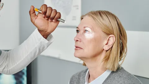 สุดอันตราย หญิงวัย 55 ปี มีภาวะ "จอตาฉีกขาด" หลังไปฉีดฟิลเลอร์ กับหมอกระเป๋า