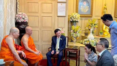 นายกฯ ทำบุญวันเกิดอายุครบ 38 ปี พร้อมครอบครัวชินวัตร ที่ "วัดสระเกศ" 
