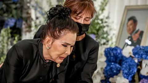 น้ำหลวงอาบศพ ชรินทร์ นันทนาคร "เพชรา" รํ่าไห้สุดอาลัยรัก คนบันเทิงร่วมพิธีแน่น (คลิป)