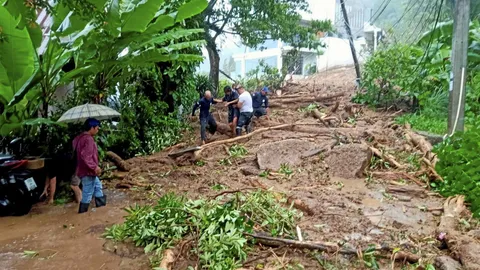 "ภูเก็ต" วิปโยค ดินสไลด์คร่า 10 ศพ น่าน-แพร่วิกฤติ น้ำบ่าท่วมเมือง "อิ๊งค์" ไปช่วยวันนี้