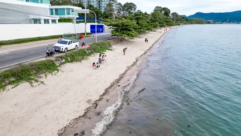 หมดกันบางเสร่ คราบน้ำมันเกยชายหาด กลิ่นฉุน-สีดำเข้ม นทท.ผวา-ไม่เล่นน้ำ