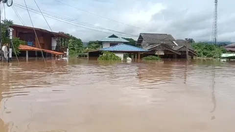 แพร่ ท่วมหนักสูง 1 เมตร น้ำทะลักจากเมืองสู่ อ.ลอง-อ.วังชิ้น อ่วม 6 ตำบล