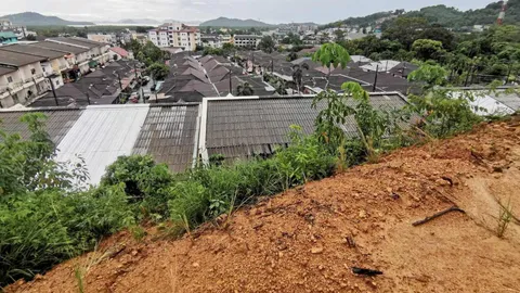 ฝนกระหน่ำภูเก็ต ดินภูเขาถล่มอีก บ้านพัง 9 หลัง ดังสนั่นนึกว่าฟ้าผ่า