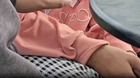 ลุงหื่นข้างบ้าน ลวงอนาจาร 10 ขวบ แม่ร้องลูกสาว โดนจับหน้าอก-เลียของสงวน