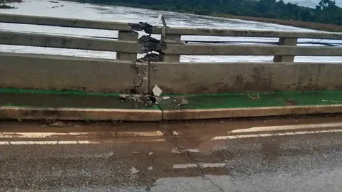 หวั่นอันตราย ประกาศปิด "สะพานข้ามแม่น้ำกก" หลังตรวจพบรอยแตกร้าว-ทรุดตัว