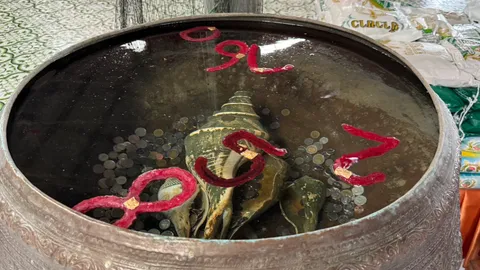 คอหวยคึกคัก แห่ส่อง "เลขเด็ด" หยดน้ำตาเทียนสีแดงอ่างน้ำมนต์ อาศรมฤๅษีเณร