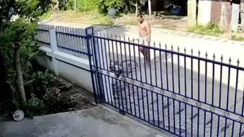 เก่งกับคนแก่ โจ๋ห้วยเม็ก กระโดดถีบจักรยาน ยายวัย 78 ปี ล้มบาดเจ็บ