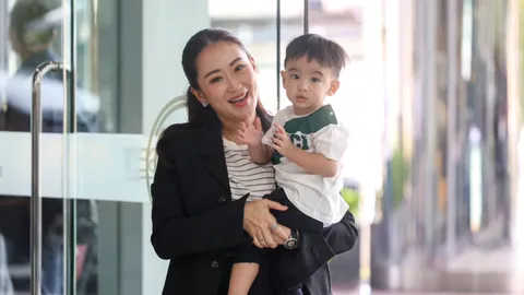 นายกฯ อุ้มน้องธาษิณ เข้าตึกชินวัตร ไม่ตอบทูลเกล้าฯ ครม.หรือยัง 