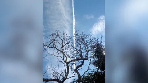 เกิดลำแสงสีขาว เหนือท้องฟ้า จ.ลำปาง คล้ายควันจากเครื่องบินรบขนาดใหญ่