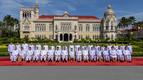 “ครม.แพทองธาร” ถ่ายภาพหมู่หน้าตึกไทยคู่ฟ้า ก่อนประชุม ครม.นัดพิเศษ