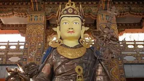 ศรัทธาพระ "คุรุรินโปเช" บูชาขอพร อายุยืนยาว