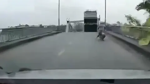 สุดระทึก สะพานพังถล่มในเวียดนาม รถตกลงไปในแม่น้ำ (คลิป)
