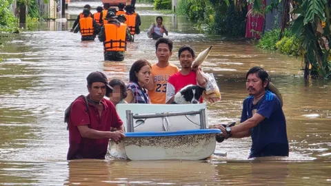 แม่สอดวิกฤติ "แม่น้ำเมย" ล้นตลิ่ง สูงกว่า 2 เมตร เอ่อท่วมแนวชายแดน ไทย-เมียนมา